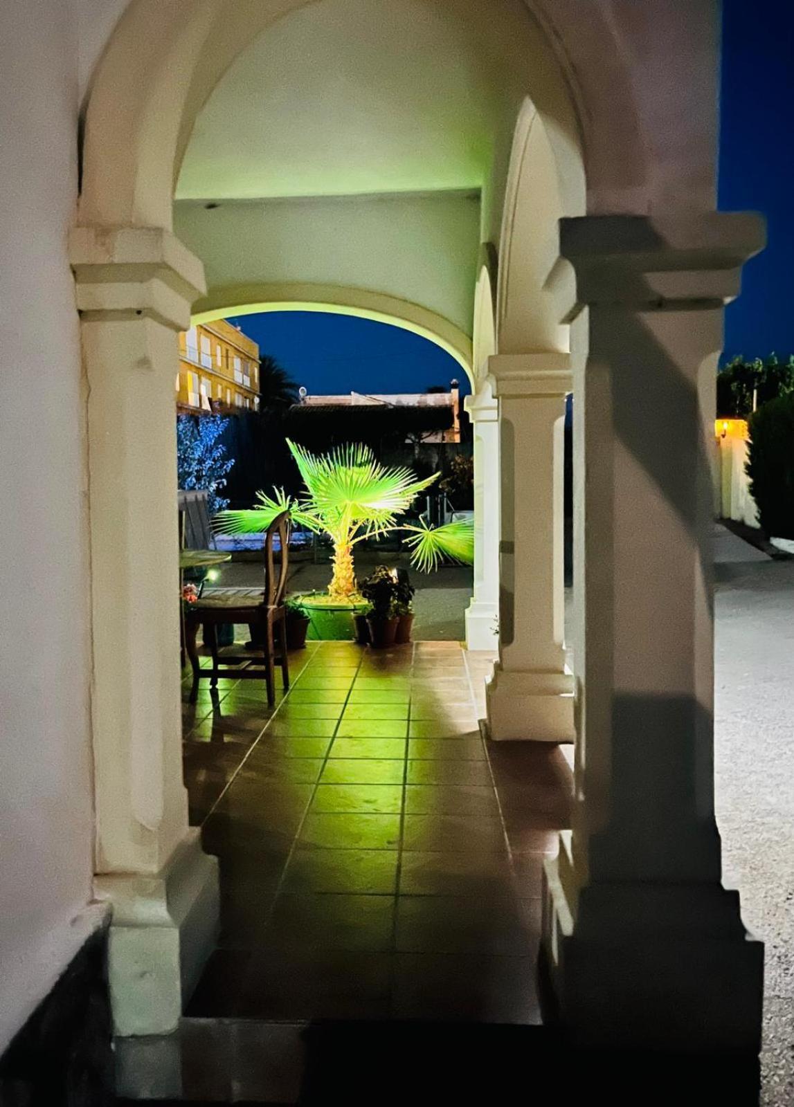 Gasthaus The House Les Deveses Exterior foto
